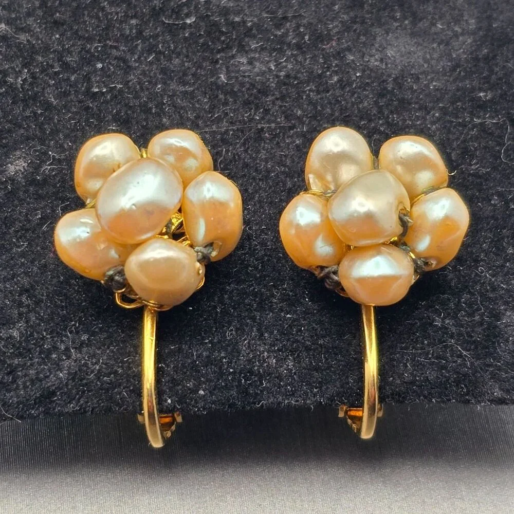 VTG Les Bernard Gold-Tone Screw Back Earrings Clustered Faux Pearls Signed - Picture 9 of 10